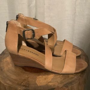 Lucky Brand Women’s Jenley Wedge Sandals